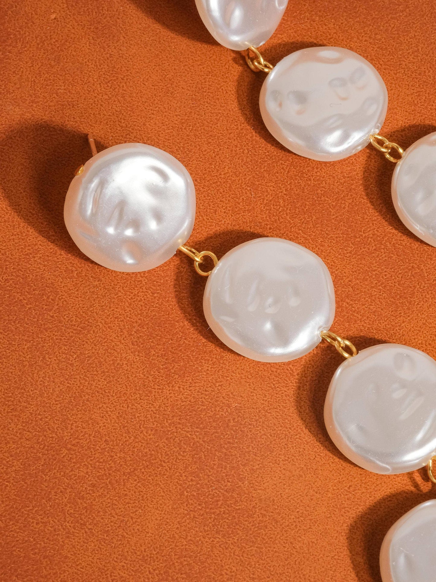 18K non-tarnish pearl drop earring by Flanerie by MAIQ featuring a lustrous pearl hanging from a sleek gold hook.