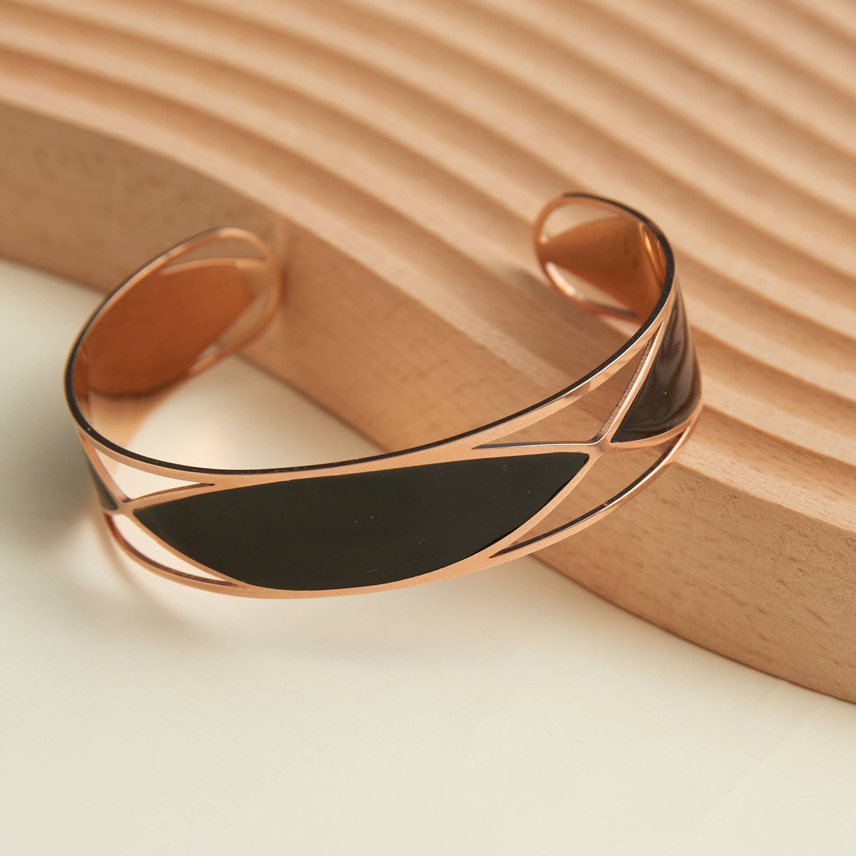Hypoallergenic stainless steel oval bracelet by Elsie & Zoey featuring smooth, polished metal links on a white background.