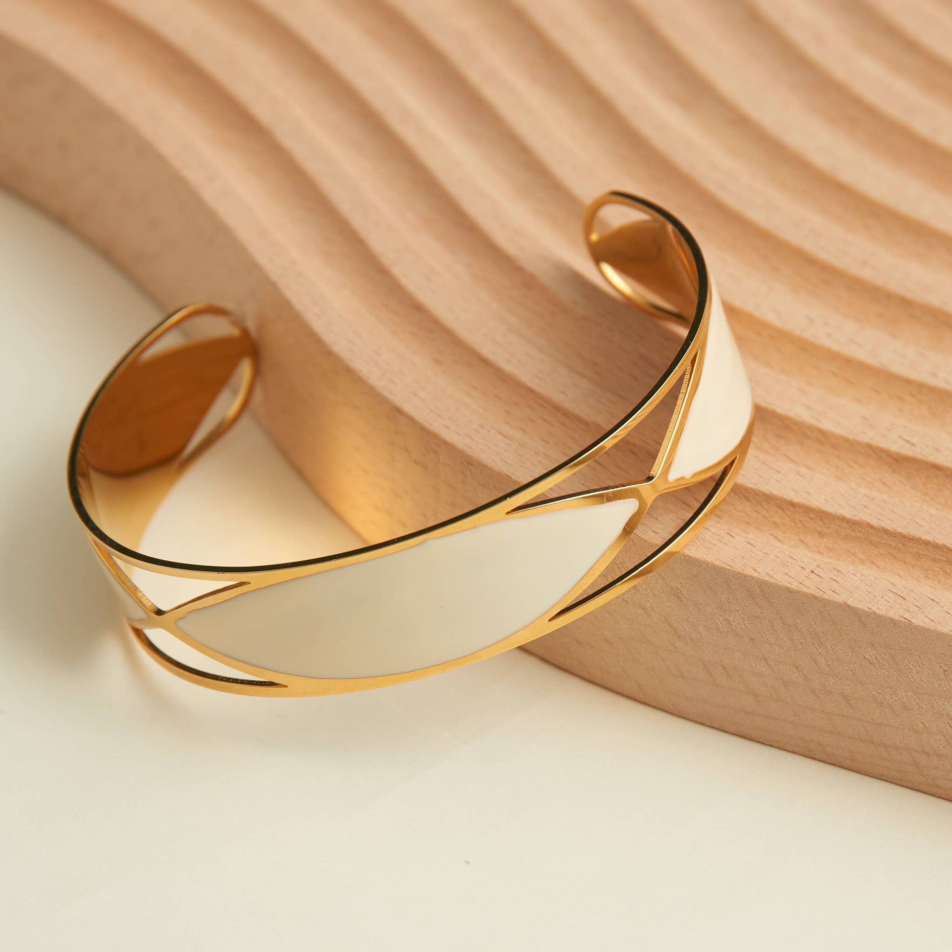 Elsie & Zoey hypoallergenic stainless steel oval bracelet, sleek and minimalist jewelry design with polished finish.