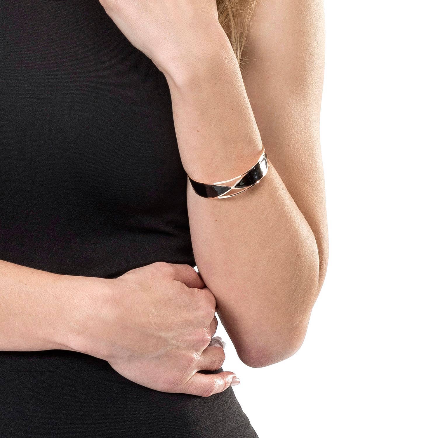 Hypoallergenic stainless steel oval bracelet by Elsie & Zoey featuring sleek, polished oval links for a modern jewelry look.