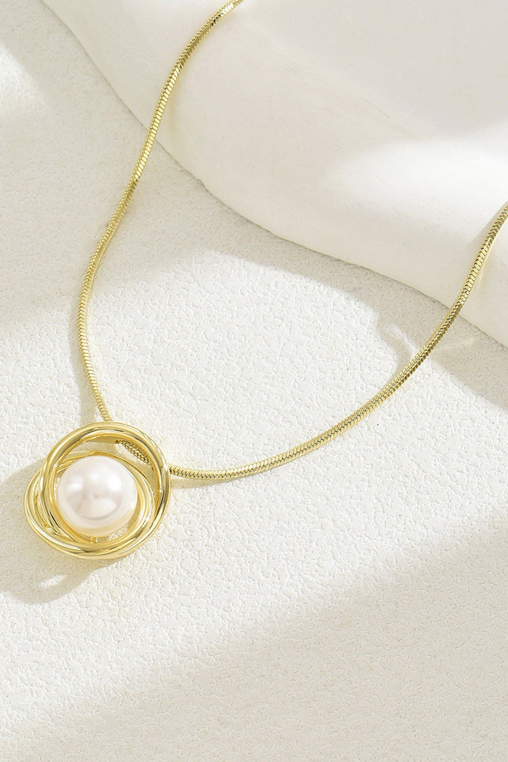 Gold pearl pendant chain necklace featuring a delicate design with a gold chain and a lustrous pearl pendant, perfect for elegant style.