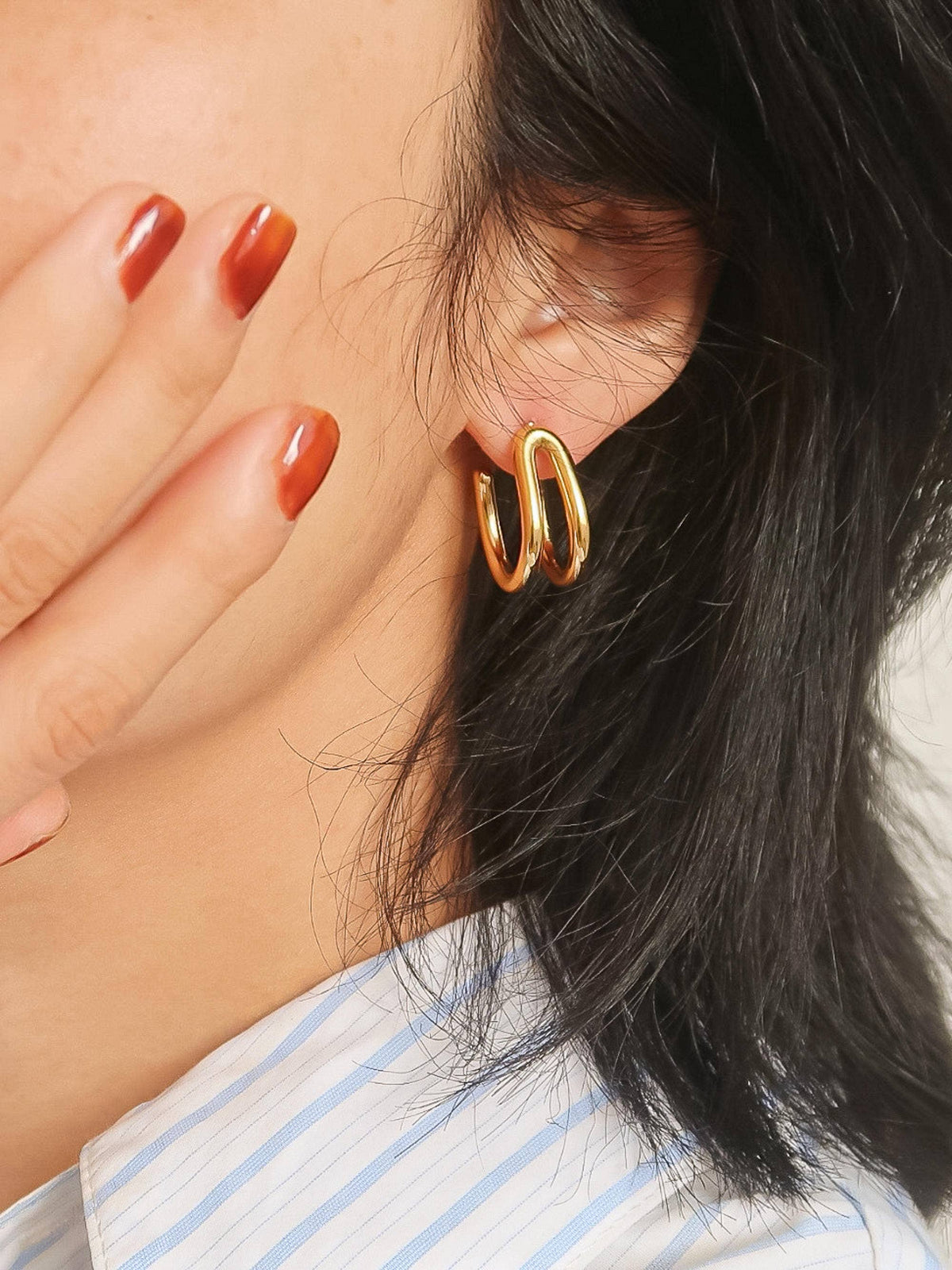 18K gold double C hoop earring by Flanerie by MAIQ with a shiny, non-tarnish finish featuring a stylish double C design.