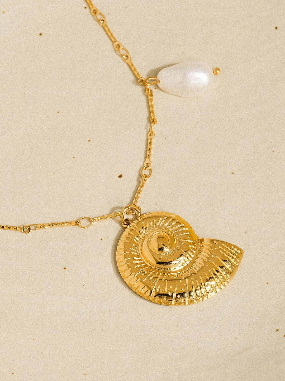 Flanerie by MAIQ Viola 18K gold shell pearl statement necklace featuring non-tarnish design and elegant jewelry craftsmanship.