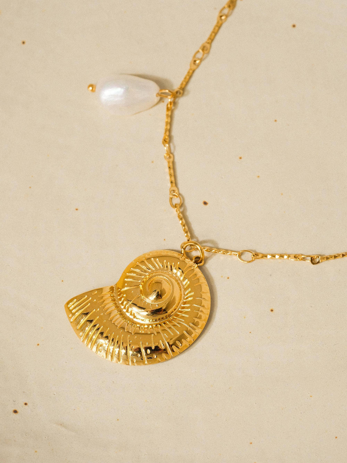 Flanerie by MAIQ Viola 18K gold shell pearl necklace featuring a statement design and non-tarnish finish.