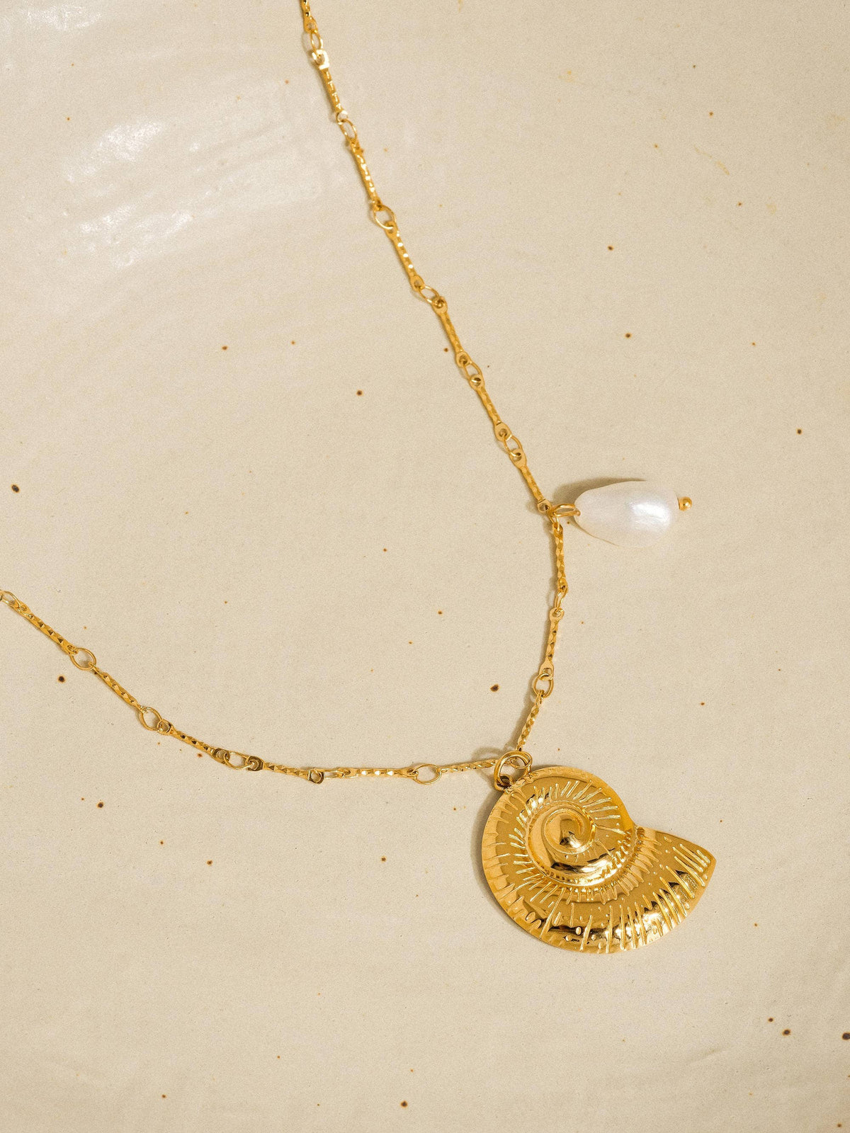 Flanerie by MAIQ Viola 18K gold shell pearl statement necklace with non-tarnish finish, featuring large pearl accents and elegant design.