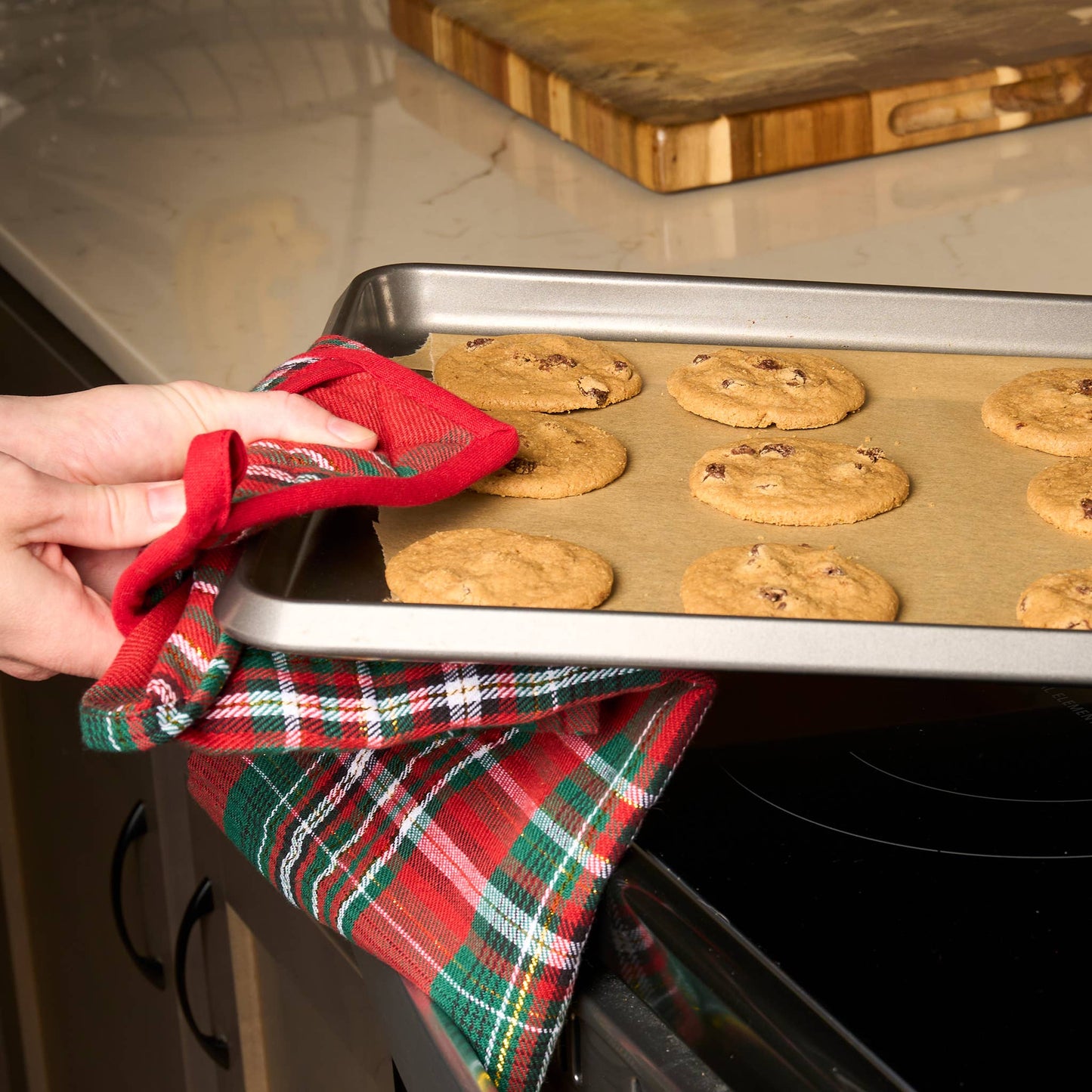 Howard's 3-piece Christmas holiday plaid kitchen set includes festive dish towels and oven mitts with red and green patterns.