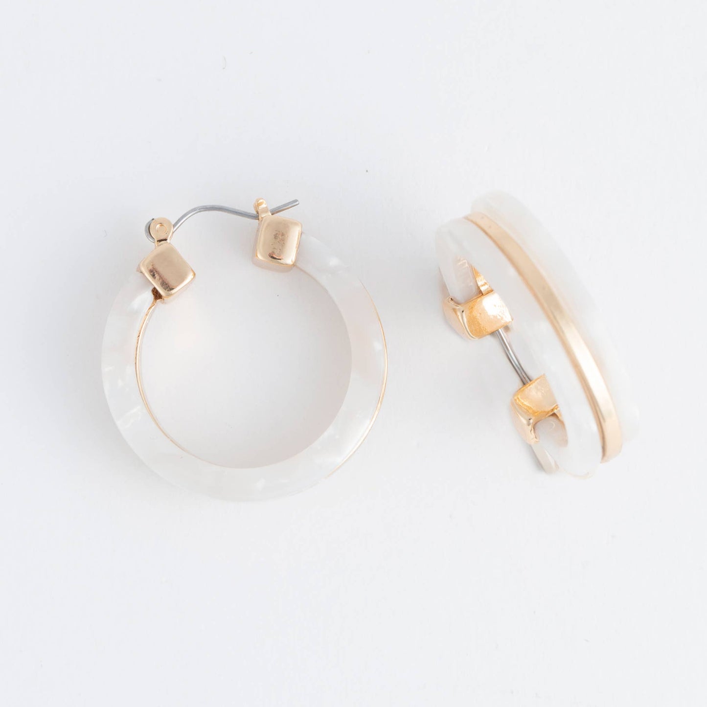 Howard's Sloane tortoiseshell circle acrylic hoop earring showcasing a classic tortoise pattern and lightweight hoop design.