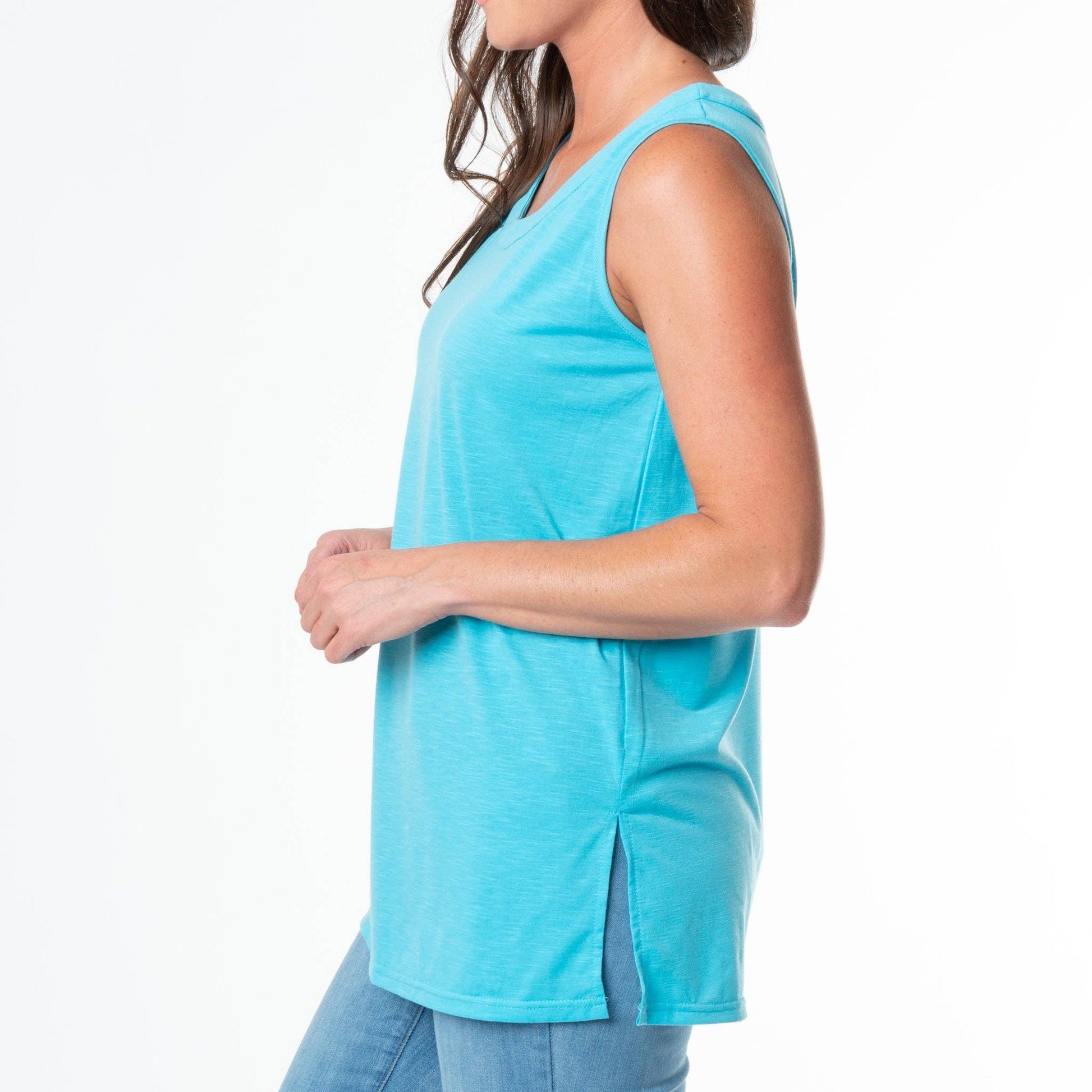 Howard's cotton tank top featuring a sleeveless scoop neck design, jersey fabric, and a swing fit, shown on a model.
