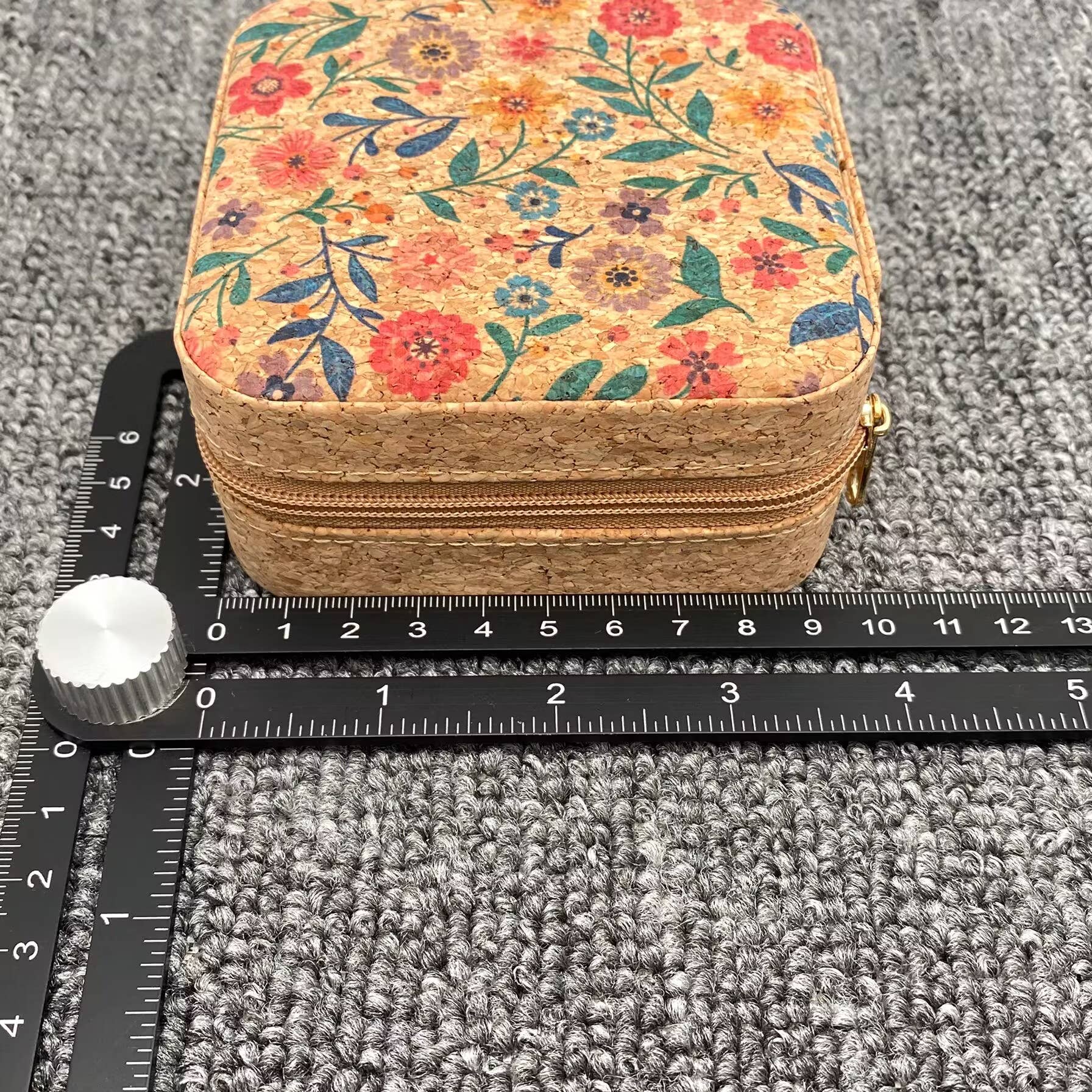 Mio Queena vintage crushed wood grain PU leather jewelry storage box with compartments and lid for organizing jewelry.