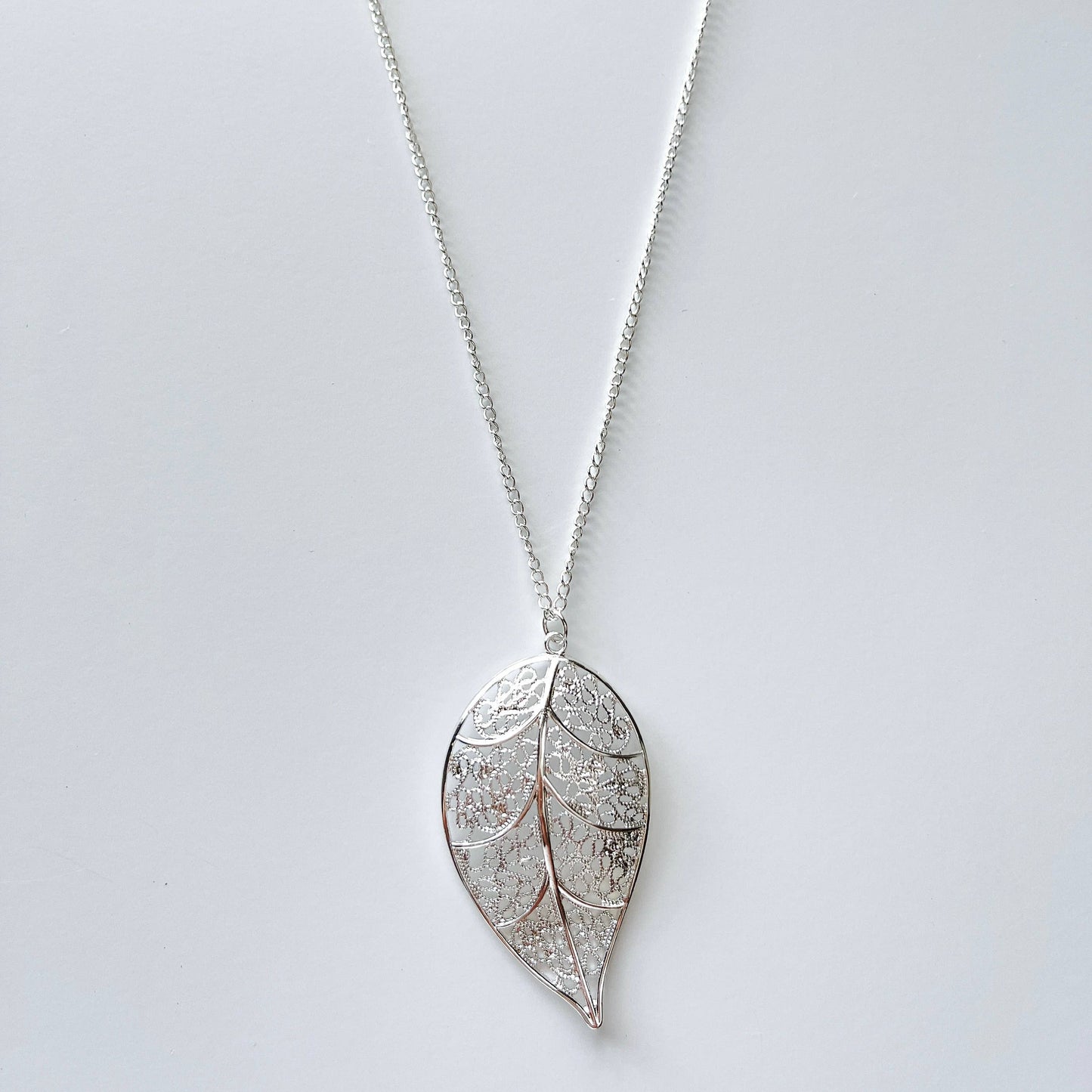 Long chain necklace with a detailed leaf pendant, stylish fashion jewelry by My Store featuring an elegant nature-inspired design.
