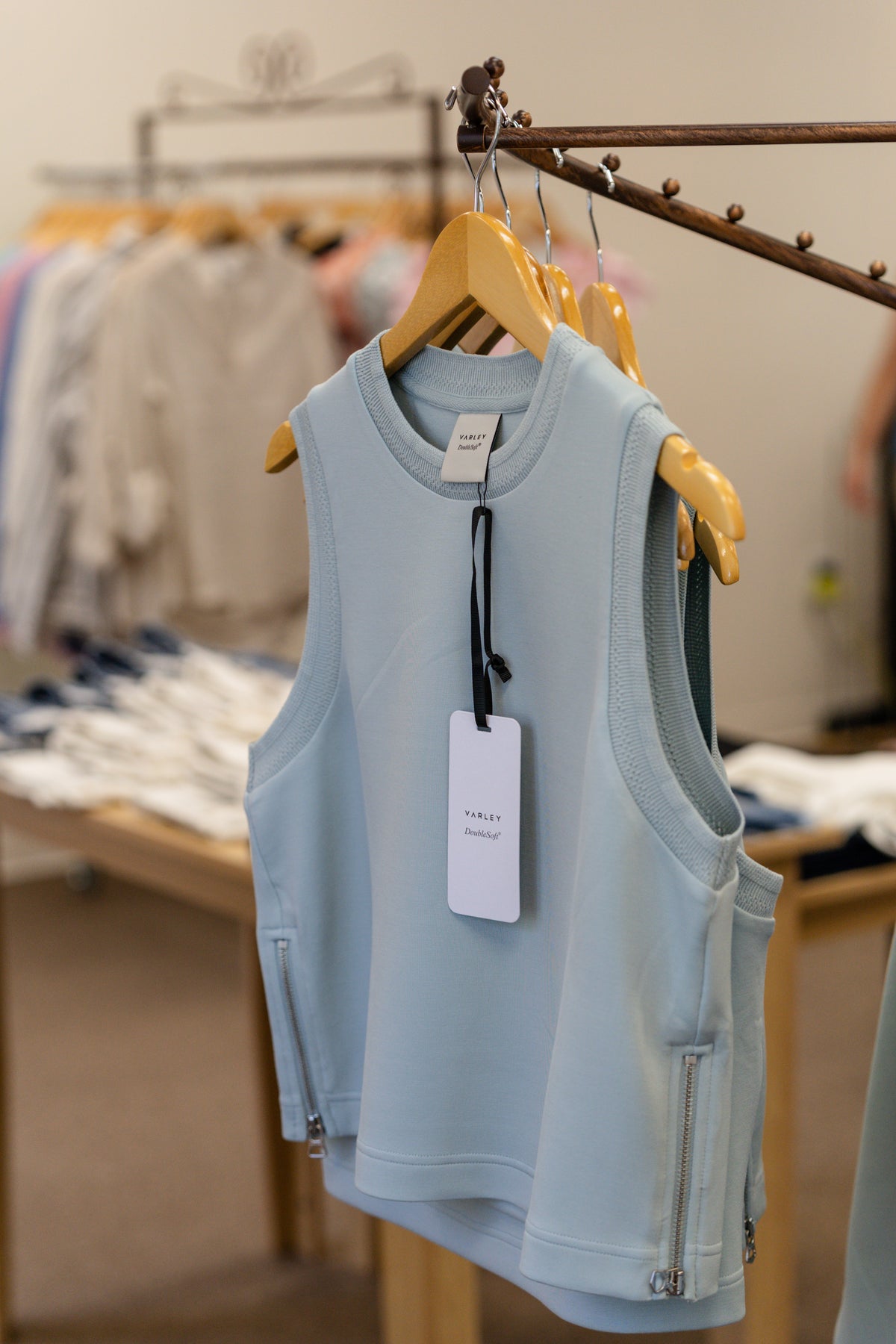 Varley Davidson Sweat in soft fabric, featuring a relaxed fit and stylish design, perfect for casual wear.